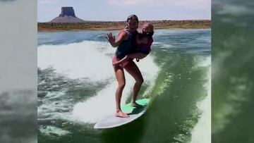 La coreógrafa Lindsay Arnold practicando wakesurf con su hija en brazos.