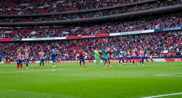 Los jugadores rojiblancos se despiden de su afición esta temporada. 