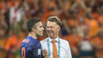 Van Persie celebra la victoria ante España junto a Van Gaal.