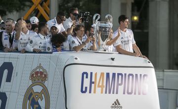 El autobús del Real Madrid en la Plaza de Cibeles. 