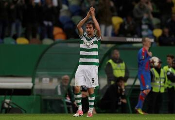 Sporting’s Fabio Coentrao applauds the fans as he is substituted