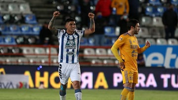 AME9692. PACHUCA (MÉXICO), 07/04/2022.- Víctor Guzmán de Pachuca festeja su gol hoy, durante el encuentro de la jornada 09 del torneo Clausura 2022 del fútbol mexicano, entre los Tuzos del Pachuca y Tigres de la UANL, en el estadio Hidalgo de Pachuca (México). EFE/ David Martínez Pelcastre