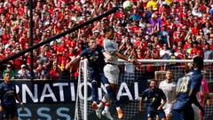 Alexis no pudo contra Liverpool