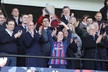La capitana del FC Barcelona, Marta Torrejón, levanta el trofeo de la Supercopa de España de fútbol femenino, tras su victoria en la final frente a la Real Sociedad.