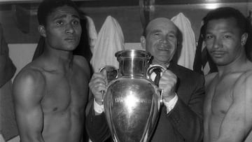 Béla Guttmann y Eusébio levantan la Copa de Europa de 1962, ganada por el Benfica.