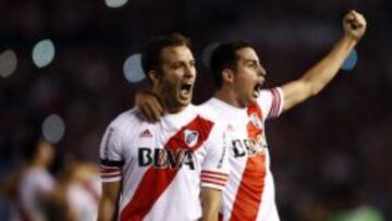 Pezzella, a la derecha, junto a Funes Mori.