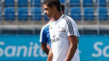 Varane participó con el resto en la primera parte de la sesión
