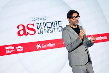 Vicente Jiménez, director del Diario AS, dando la bienvenida a todos los asistentes al Congreso Deporte en Positivo 2024.