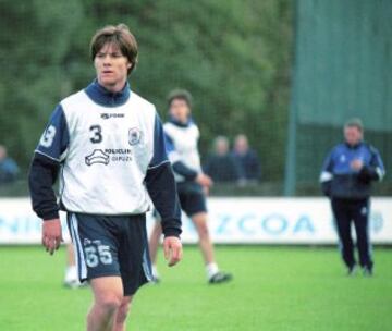 Creció como futbolista en las categorías juveniles de la Real Sociedad hasta que a los 18 años subió al primer equipo. Debutó en un partido de Copa del Rey en diciembre de 1999 contra el CD Logroñés.