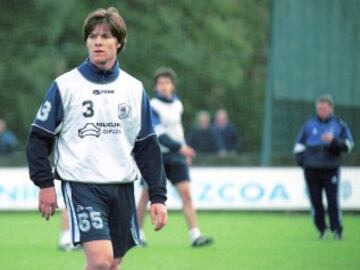 Creció como futbolista en las categorías juveniles de la Real Sociedad hasta que a los 18 años subió al primer equipo. Debutó en un partido de Copa del Rey en diciembre de 1999 contra el CD Logroñés.