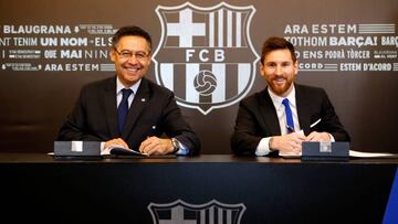 Josep Maria Bartomeu, con Leo Messi en la firma de la última renovación.