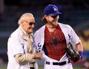 El jugador de los Dodgers Josh Reddick, posa con el mítico Stan Lee antes del encuentro contra los Colorado Rockies en Los Ángeles, California. 