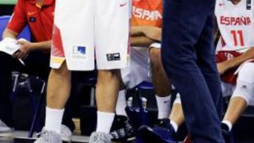 Calderón conversa con Orenga durante el partido entre España y Egipto.