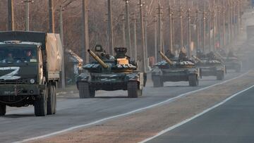 23 March 2022, Ukraine, Mariupol: A column of tanks with the Z symbol painted on them stretches into the distance as they head north on the Mariupol-Donetsk highway. Photo: Maximilian Clarke/SOPA Images via ZUMA Press Wire/dpa
 Maximilian Clarke/SOPA Imag