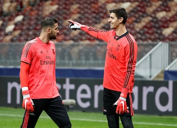 Kiko Casilla y Thibaut Courtois, en un entrenamiento con el Real Madrid.