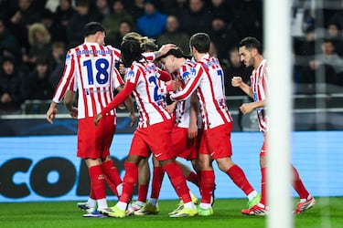 Los futbolistas del Atlético celebran con Julián el primer gol del delantero argentino.