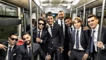 Los jugadores del Real Madrid antes de subirse al avión para viajar a Suecia.