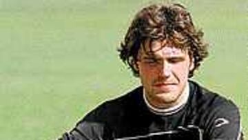 <B>EN PRUEBAS</B>. Roger ensayó ayer como medio centro. Podría ejercer de ello en Tenerife.