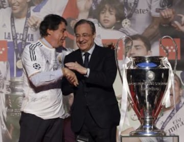 El presidente de la Comunidad de Madrid, Ignacio González (i), y el presidente del Real Madrid, Florentino Pérez, en la Casa de Correos, sede del Gobierno de la comunidad, durante las celebraciones del equipo blanco tras la victoria en la final de la Liga de Campeones disputada ayer en Lisboa.