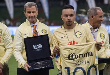 Borja es un caso particular. Es uno de los pocos jugadores que es amado por ambos clubes. Debutó con los de la UNAM a los 17 años y se volvió una figura, anotando 69 goles en cinco torneos. A pesar de su buen desempeño, fue transferido al América en 1969, donde también se volvió la estrella del equipo, ganando cuatro títulos y tres campeonatos de goleo.