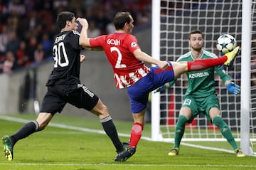 Godín trata de controlar el balón.
