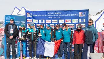 El equipo de Francia posa tras imponerse en la prueba de Equipos femenina de los Mundiales de Skimo ISMF de Boí Taüll.