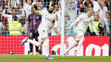 Benzema celebra el gol que le marc¨® al Barcelona en el estadio Santiago Bernab¨¦u.