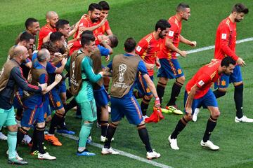 Los jugadores celebran el 1-0 de Sergey Ignashevich en propia puerta. 