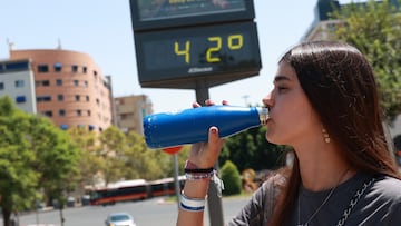 Una joven bebe agua para soportar las altas temperaturas. A 10 de agosto de 2024, en Sevilla (Andalucía, España). Una cuarta ola de calor afecta a todo el país desde el viernes y hasta el domingo, con temperaturas superiores a 40ºC.
10 AGOSTO 2024
Rocío Ruz / Europa Press
10/08/2024
