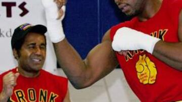Emanuel Steward en un entrenamiento con Lennox Lewis en el año 2002.