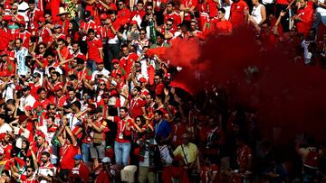 Aficionados de Marruecos animan a su equipo durante el partido de fase de grupos del Mundial 2018 ante Portugal en el Estadio Luzhniki de Mosc&uacute;.