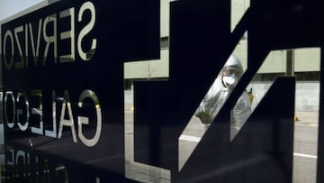 Members of the Military Emergencies Unit (UME) carry out a general disinfection at the Alvaro Cunqueiro hospital in Vigo, on March 18, 2020. - The number of people infected by COVID-19 in Spain soared past 13,700 today with the number of deaths rising to almost 600, government data showed. Over the same 24 hour period, the number of deaths rose to 598, an increase of 107, a government statement showed, giving a higher figure than that initially announced by the health ministry's emergencies coordinator. (Photo by MIGUEL RIOPA / POOL / AFP)
