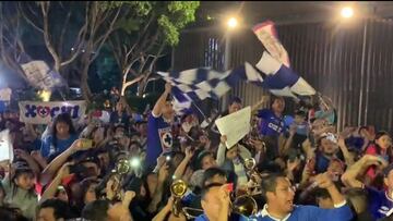 Aficionados llevaron serenata a Cruz Azul