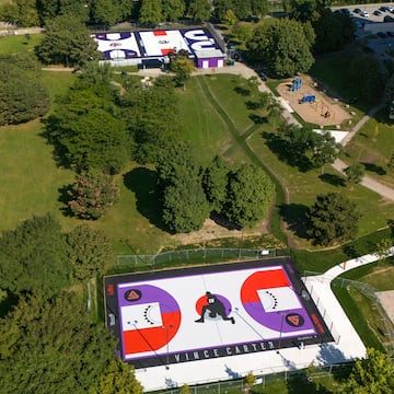 La franquicia de la NBA con sede en en Toronto, Ontario, está realizando diversos homenajes a una de sus leyendas, Vince Carter. Estuvo defendiendo la camiseta de los Raptors durante siete temporadas donde se forjó su leyenda de especialista del mate, con participaciones tan sobresalientes como la del Concurso de mates de 2000 en Oakland. El nacido en Daytona Beach verá cómo su icónico número 15 es retirado en el Scotiabank Arena, convirtiéndose en el primer jugador en los 30 años de historia de los Raptors en recibir tal distinción. Además de este honor la franquicia le realizará diversos homenajes como esta espectacular pista en Dixon Park.