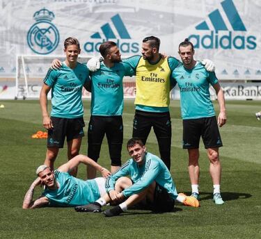 Bale ya se fotografía con los habituales suplentes de Zidane