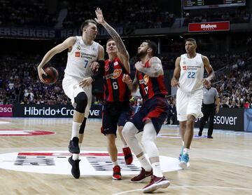 Luka Doncic, Janis Timma y Vincent Poirier.