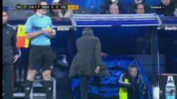 Mourinho estella el bal&oacute;n contra el banquillo blanco tras la no expulsi&oacute;n de Asier.