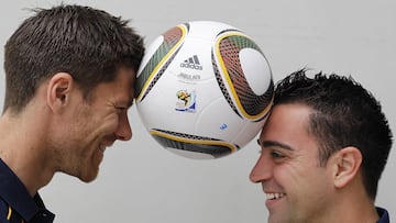 Xabi Alonso y Xavi Hernández antes del Mundial de 2010.