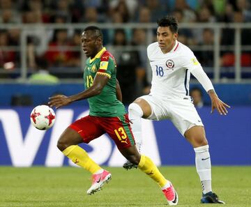 Moscow (Russian Federation), 18/06/2017.- Christian Bassogog (L) of Cameroon and Gonzalo Jara of Chile in action during the FIFA Confederations Cup 2017 group B soccer match between Cameroon and Chile at the Spartak Stadium in Moscow, Russia, 18 June 2017. (Camerún, Moscú, Rusia) EFE/EPA/YURI KOCHETKOV