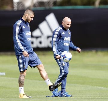 Buenos Aires 03 Octubre 2017
Eliminatorias Rusia 2018
Entrenamiento de la SelecciÃ³n Argentina previo al partido contra Peru, en el Predio Julio H Grondona.
Mauro Icardi de Argentina, Lucas Biglia de Argentina y Jorge Sampaoli DT de Argentina
Foto Ortiz Gustavo 