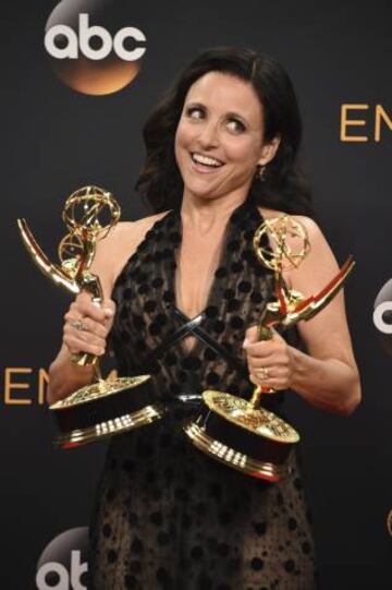 Julia Louis-Dreyfus posa con sus Emmy a mejor actriz de comedia y Mejor comedia por Veep.