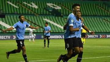 Uruguay's Alvaro Rodriguez (C) celebrates after scoring against Bolivia during the South American U-20 championship first round football match at the Pascual Guerrero stadium in Palmira, Colombia, on January 26, 2023. (Photo by JOAQUIN SARMIENTO / AFP)