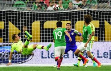 José Velázquez anota el gol de Venezuela.