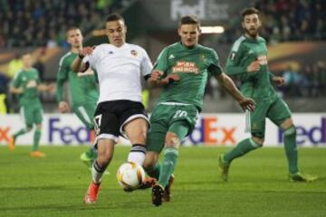 El centrocampista del Valencia, el hispanobrasileño Rodrigo, lucha por el balón contra el defensa del Rapid de Viena, el autriaco Maximilian Hofmann 