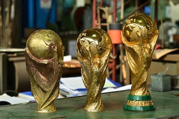 El trofeo de la Copa Mundial de la FIFA fue usado por primera vez en 1974. Está hecho de oro de 18 quilates con una base de malaquita, y representa a dos figuras humanas sosteniendo la Tierra. Antes de este estaba el denominado Trofeo Jules Rimet, en honor al del antiguo presidente de la FIFA Jules Rimet.