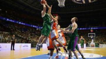 Kuzmisnkas lanza a canasta.