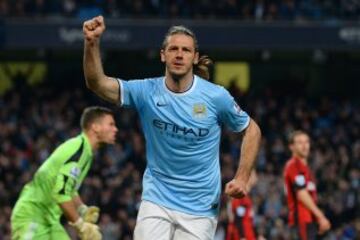 Se marchó traspasado al Manchester City procedente del Atlético a las pocas semanas de llegar al club colchonero. El defensa argentino llegó gratis y se fue dejando un buen montante para el Atlético.