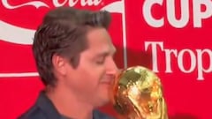 ¡Emotivo! Edmilson llora al cargar la Copa del Mundo en Guanajuato