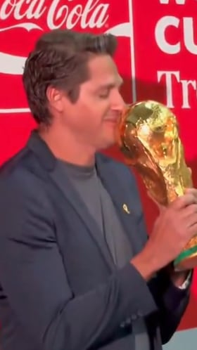 ¡Emotivo! Edmilson llora al cargar la Copa del Mundo en Guanajuato