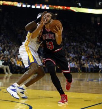  Joakim Noah en acción ante Jermaine O'Neal durante el Golden State-Chicago Bulls.